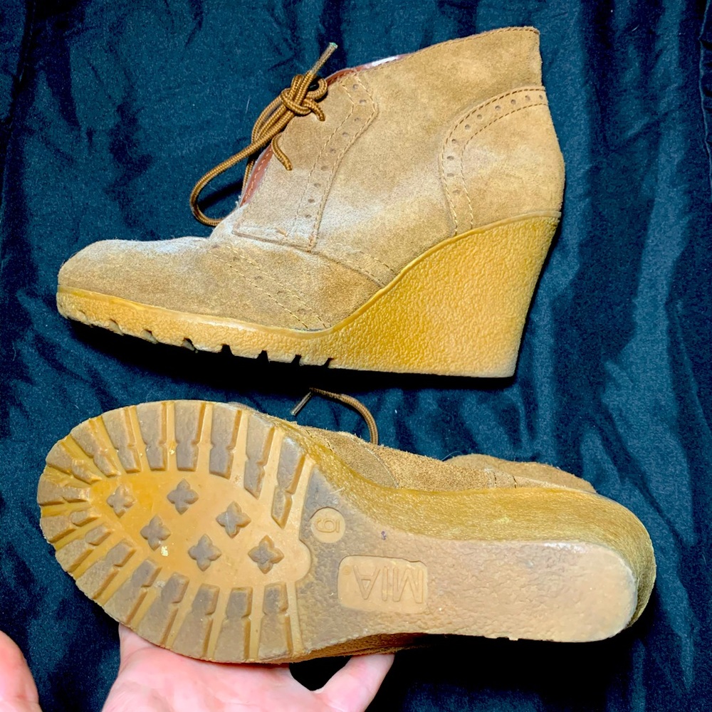 TAN SUEDE WEDGED HEELS